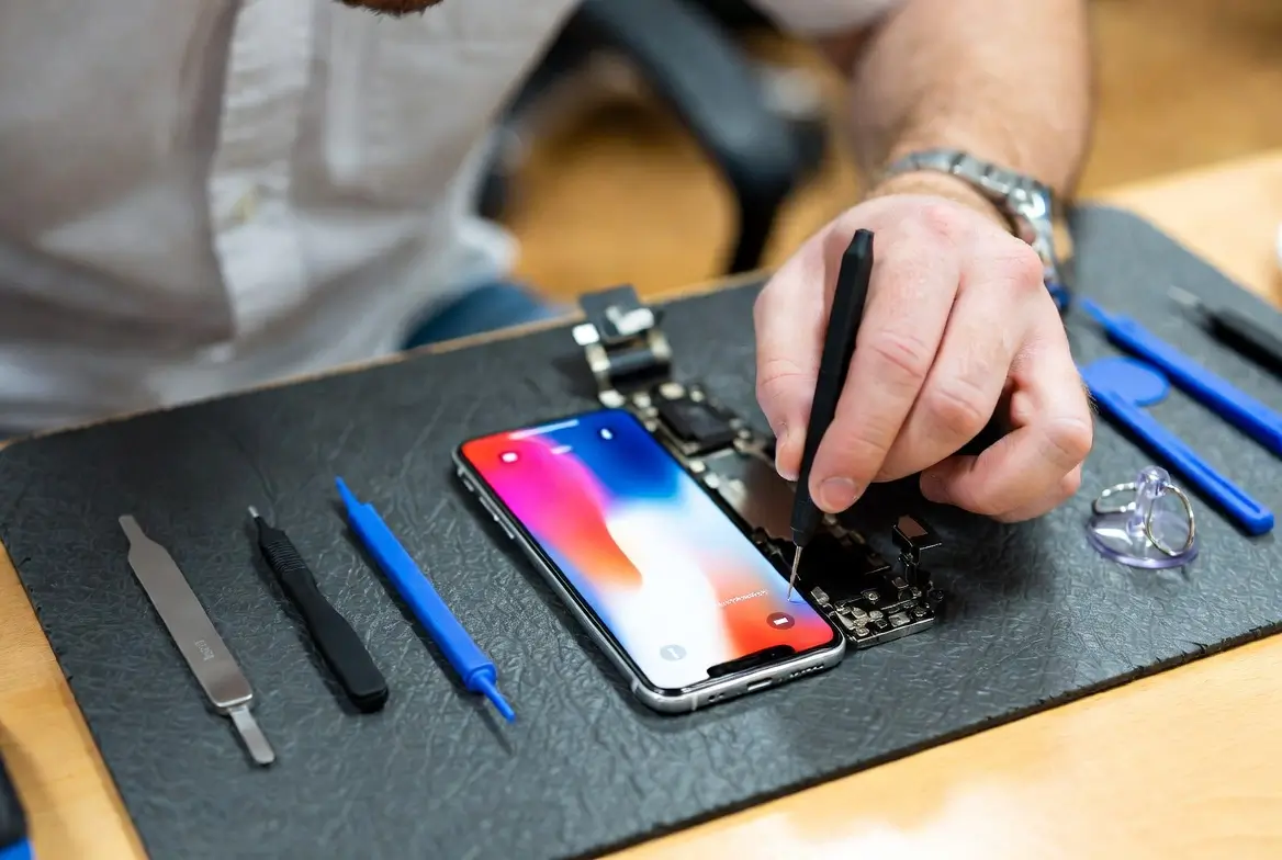 Ремонт корпуса и дисплея iPhone 17